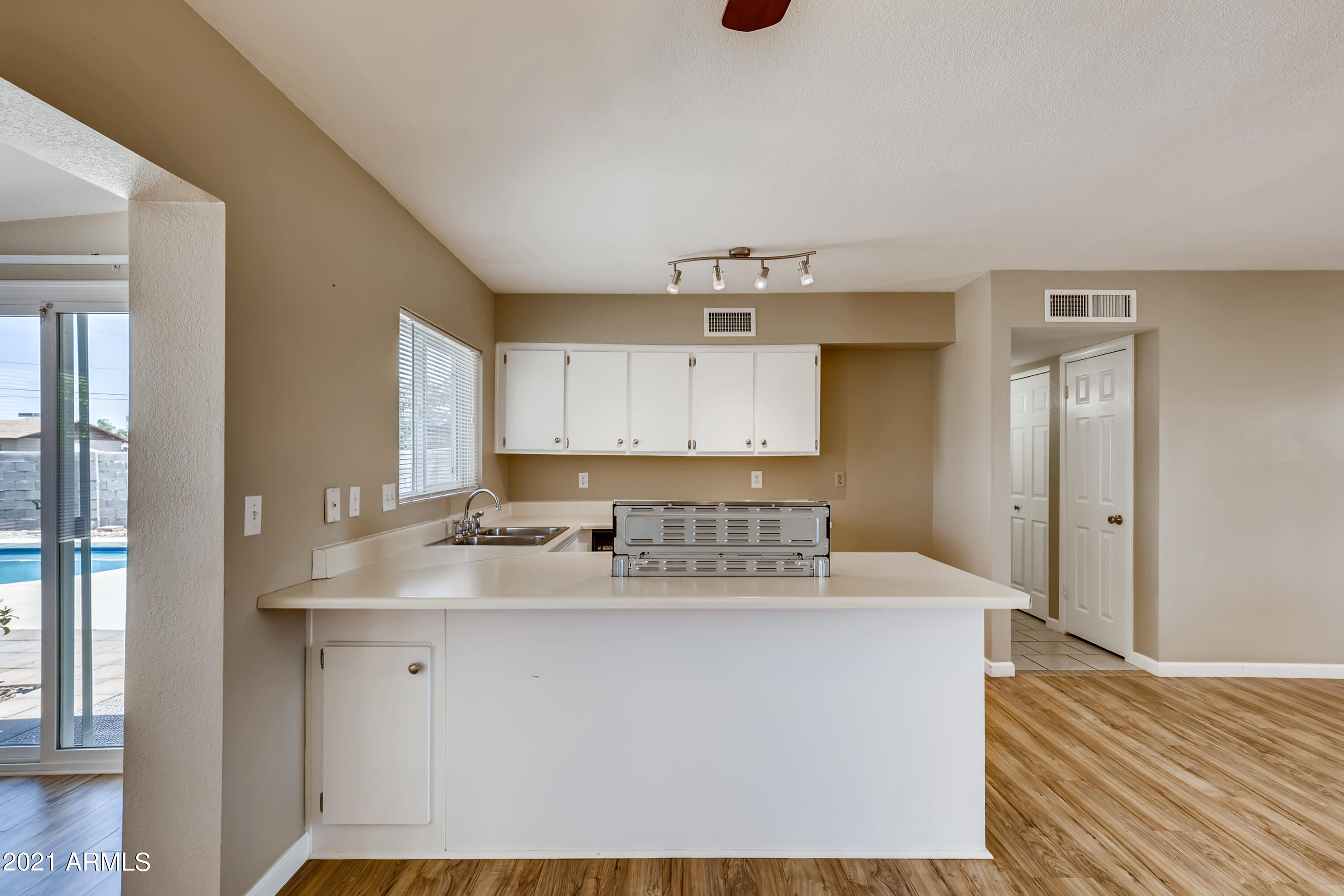 902 West St John Road Phoenix, AZ 85023 - Photo 12 of 32 12-611246126-20 Kitchen