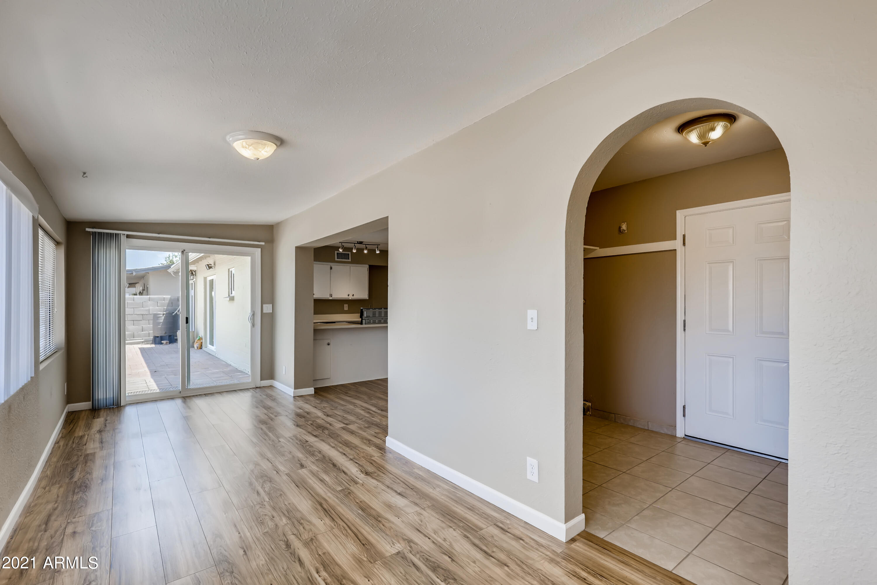 902 West St John Road Phoenix, AZ 85023 - Photo 13 of 32 13-536175194-22 Family Room