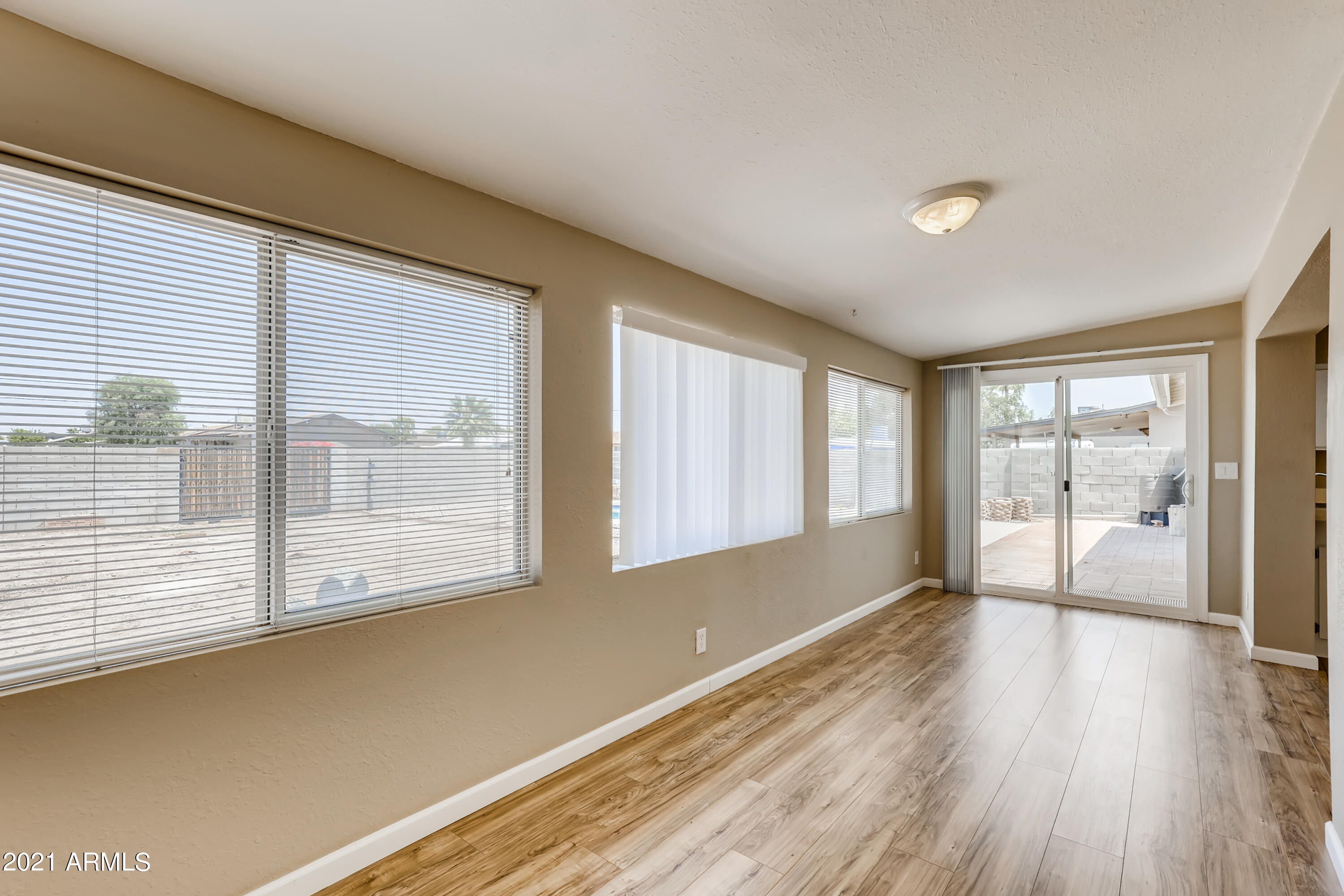 902 West St John Road Phoenix, AZ 85023 - Photo 14 of 32 14-049781357-23 Family Room