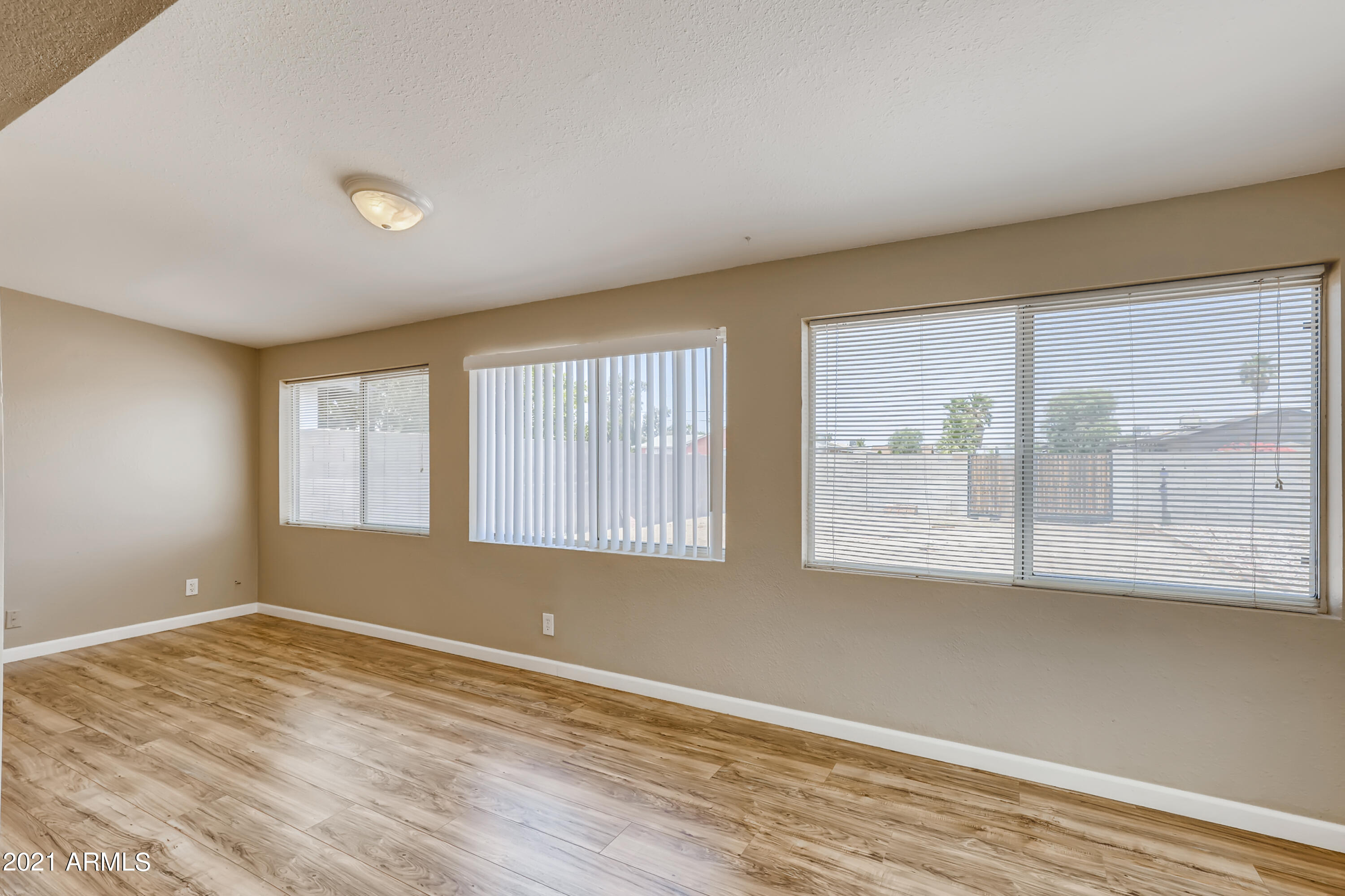 902 West St John Road Phoenix, AZ 85023 - Photo 15 of 32 15-004457457-24 Family Room
