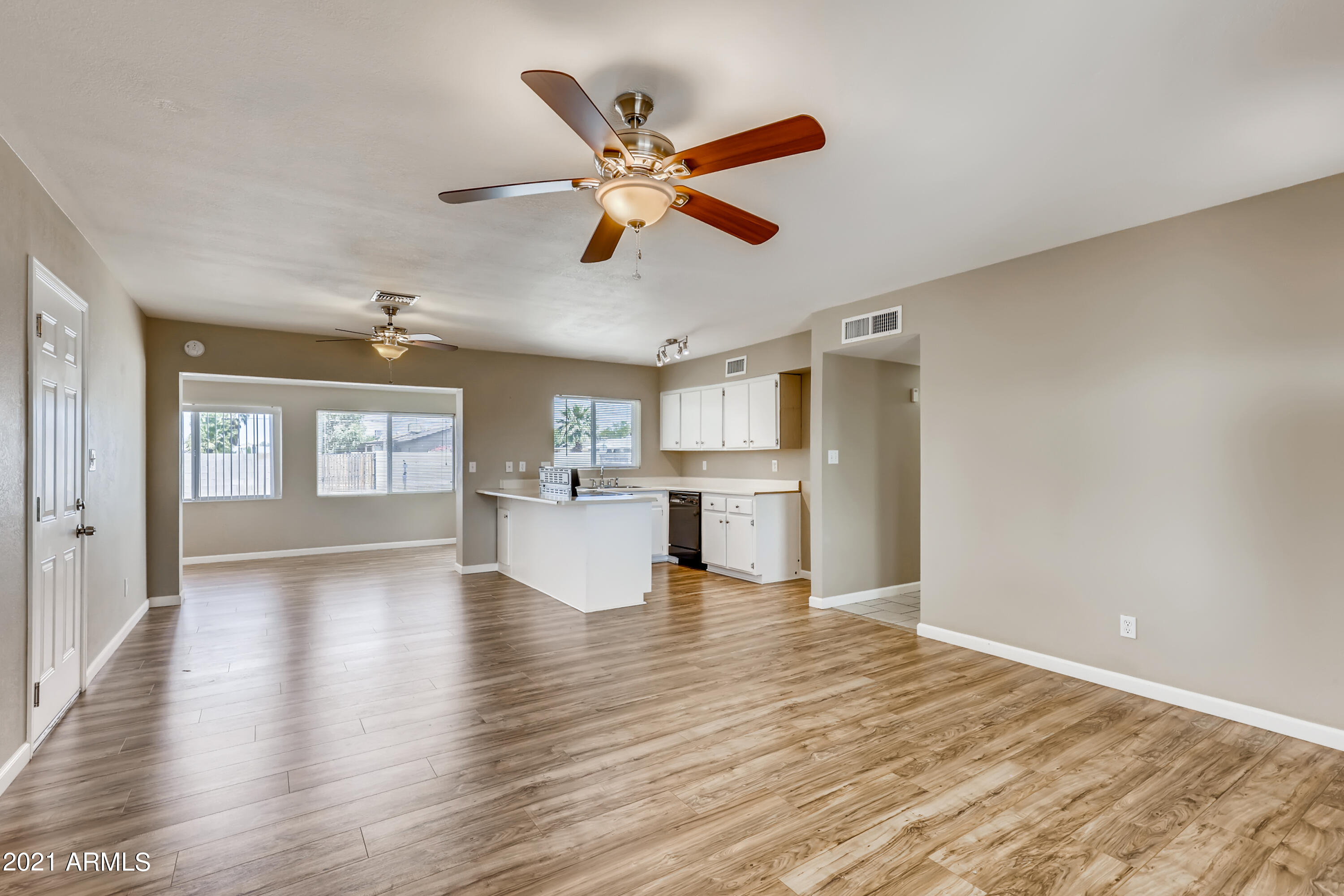 902 West St John Road Phoenix, AZ 85023 - Photo 5 of 32 5-984495732-08 Living Room