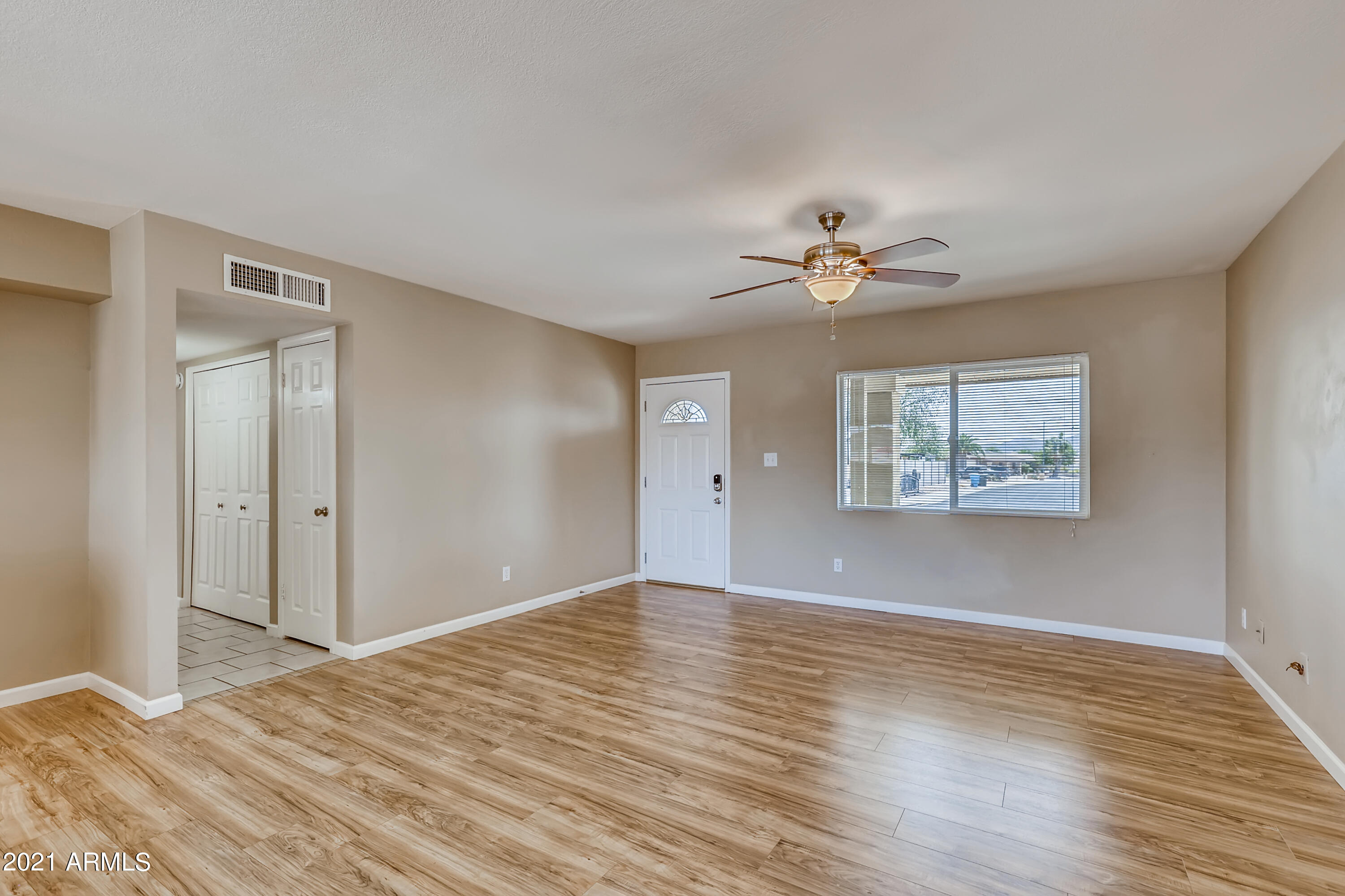 902 West St John Road Phoenix, AZ 85023 - Photo 6 of 32 6-658619544-09 Living Room