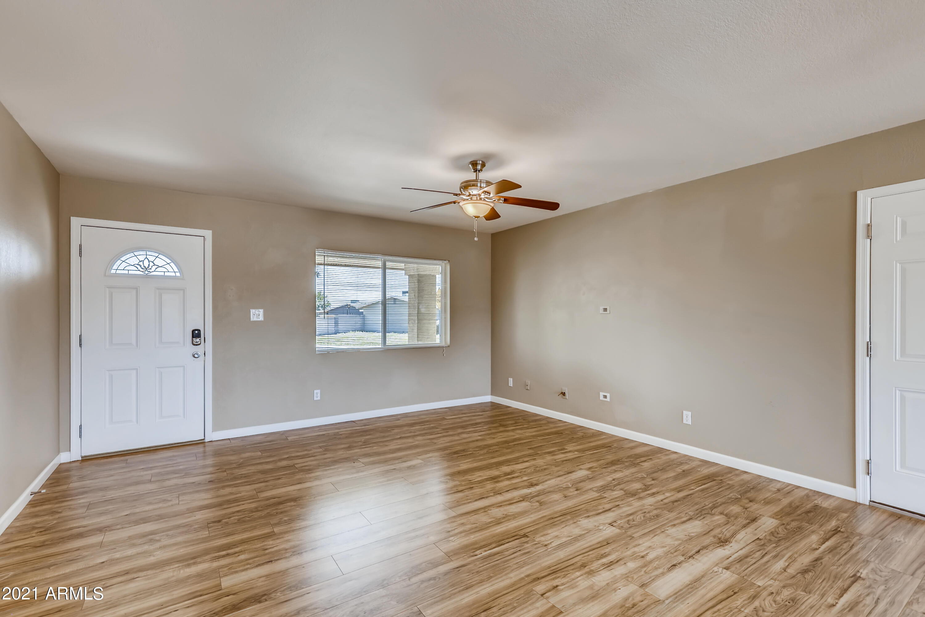 902 West St John Road Phoenix, AZ 85023 - Photo 7 of 32 7-249239154-11 Living Room