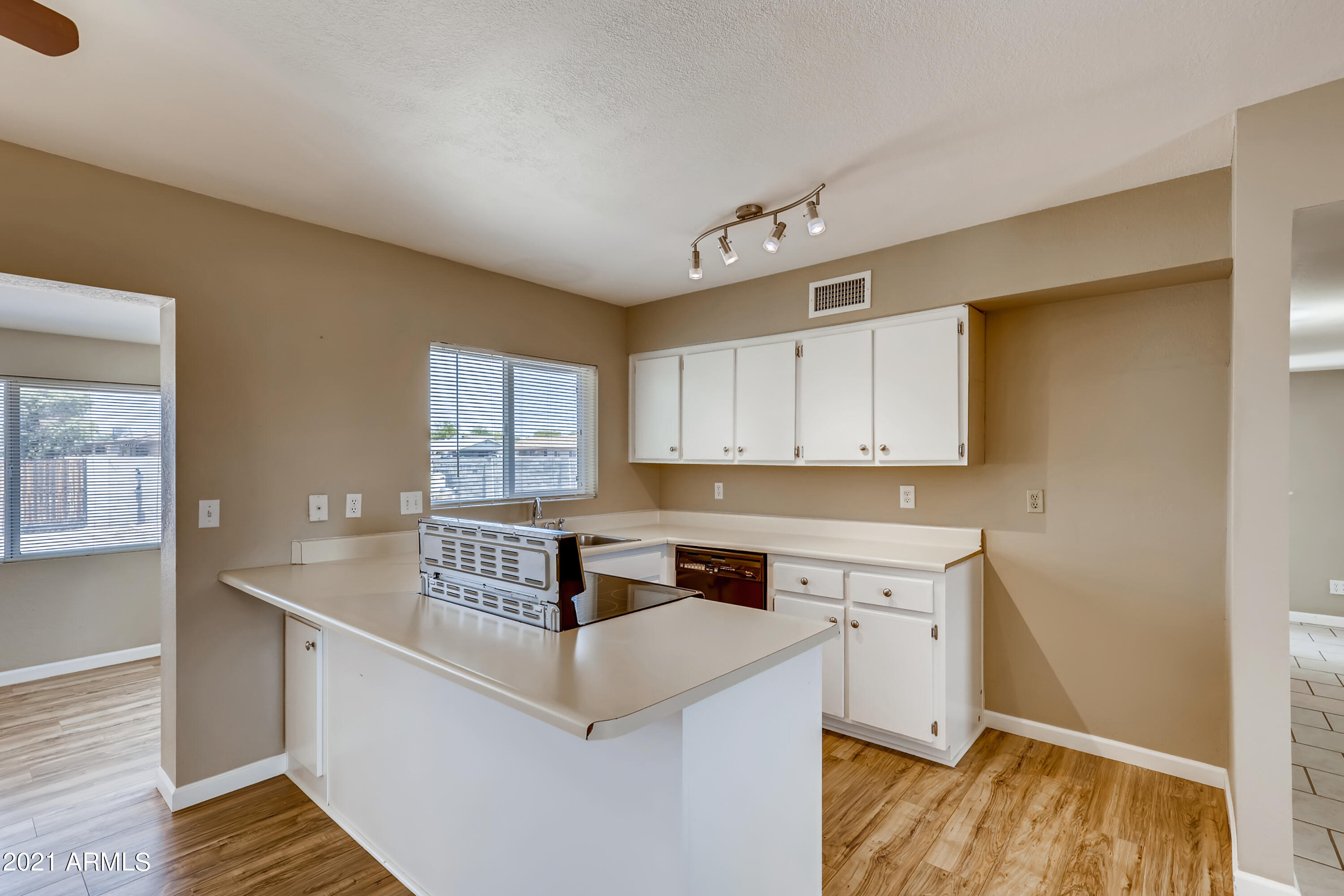 902 West St John Road Phoenix, AZ 85023 - Photo 9 of 32 9-877569461-16 Kitchen