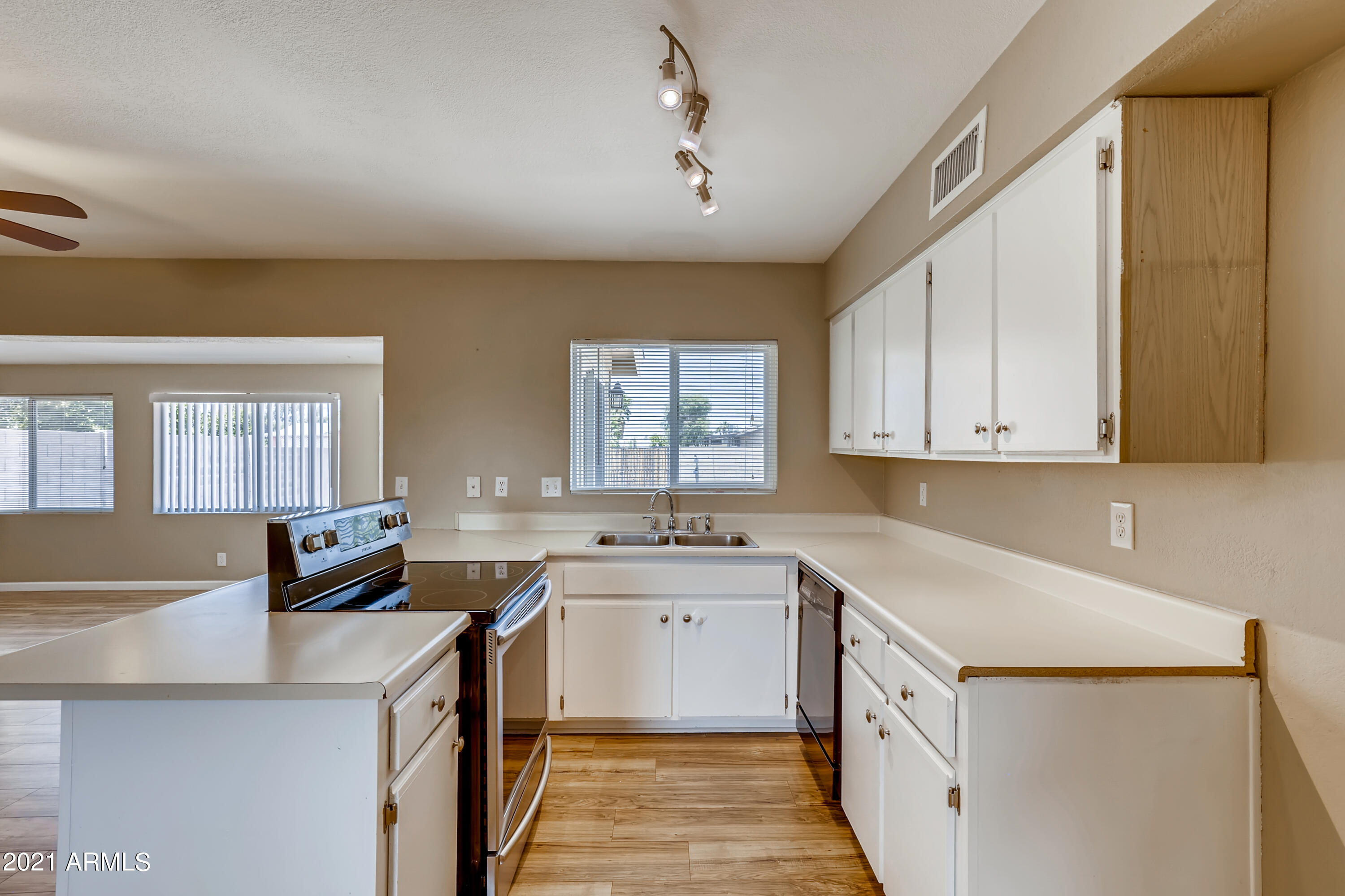 902 West St John Road Phoenix, AZ 85023 - Photo 10 of 32 10-142577431-17 Kitchen