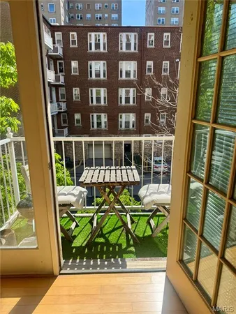 $1,300 | 5330 Pershing Avenue, Unit 304, St. Louis, MO 63112