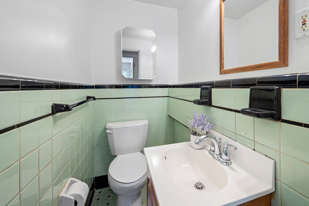 38 Robinhood Road Winchester, MA 01890 - Photo 19 of 32