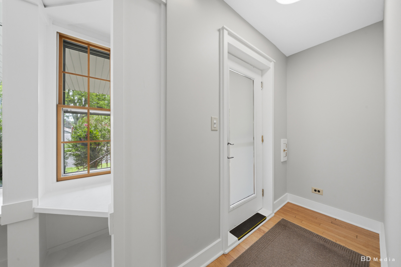 10428 South Springfield Avenue Chicago, IL 60655 - Photo 4 of 43 a room with window and closet