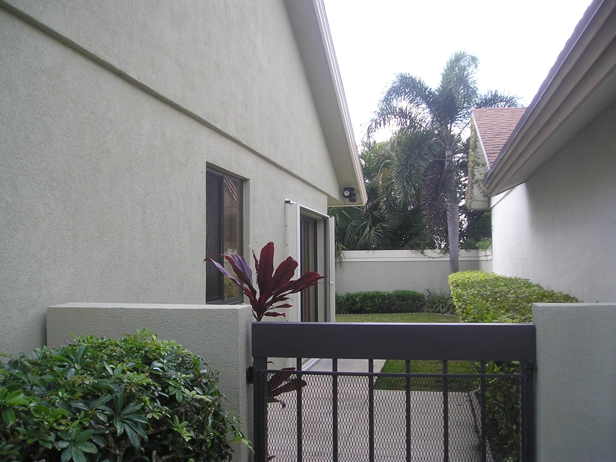 334 Ridge Road Jupiter, FL 33477 - Photo 3 of 19 Walk way to back yard