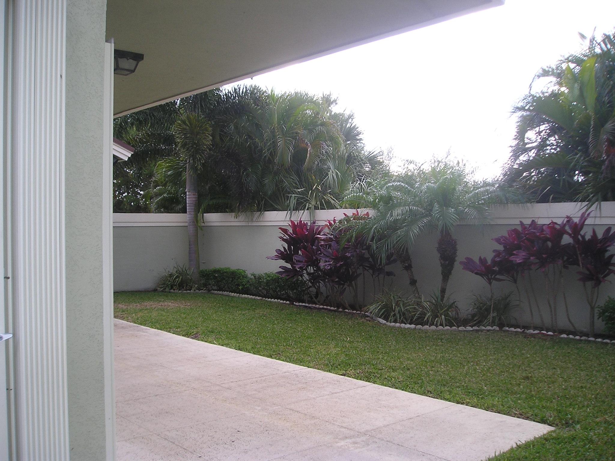 334 Ridge Road Jupiter, FL 33477 - Photo 6 of 19 Back yard (1)