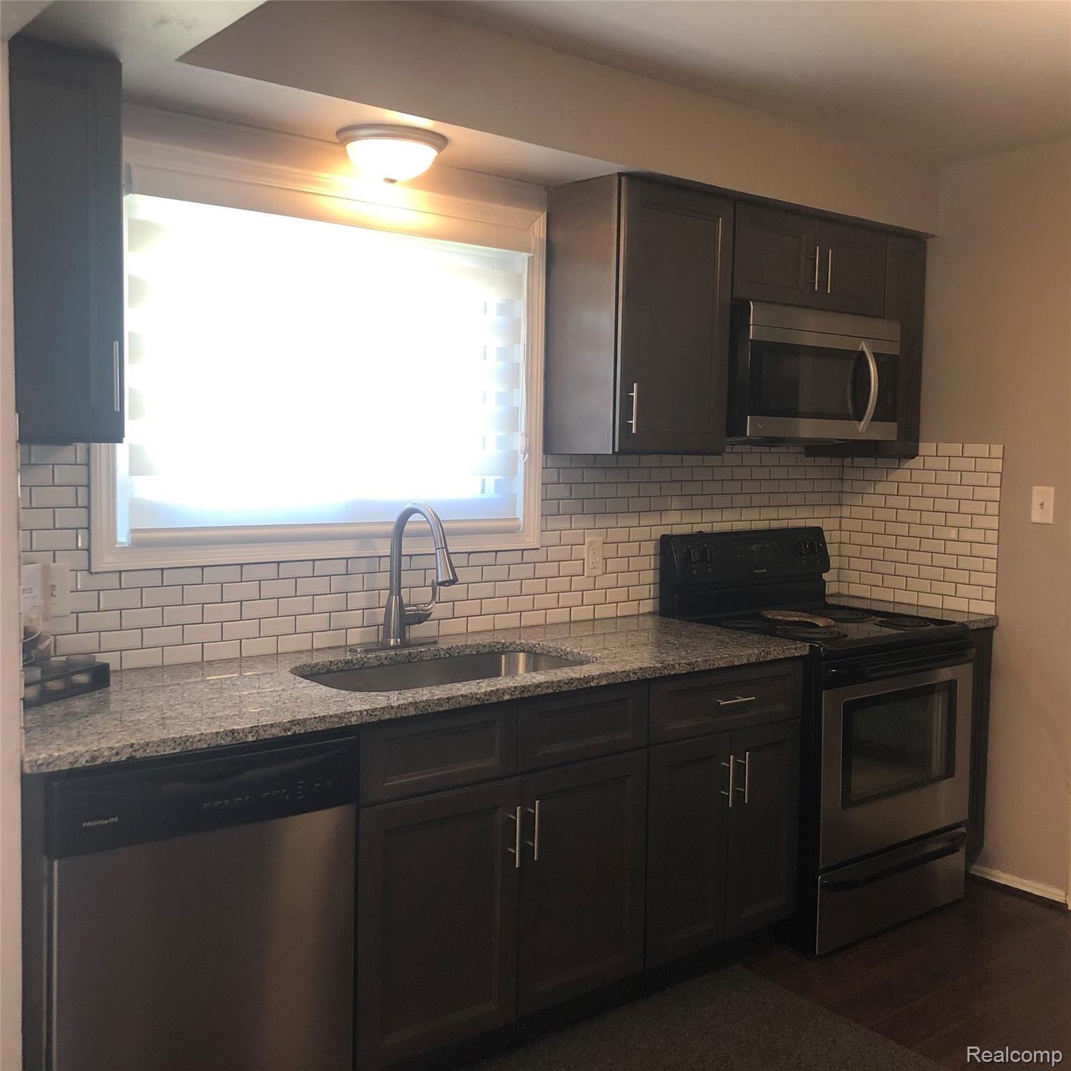 6474 Greer Road West Bloomfield, MI 48324 - Photo 3 of 29 6474 Greer kitchen 5.jpg