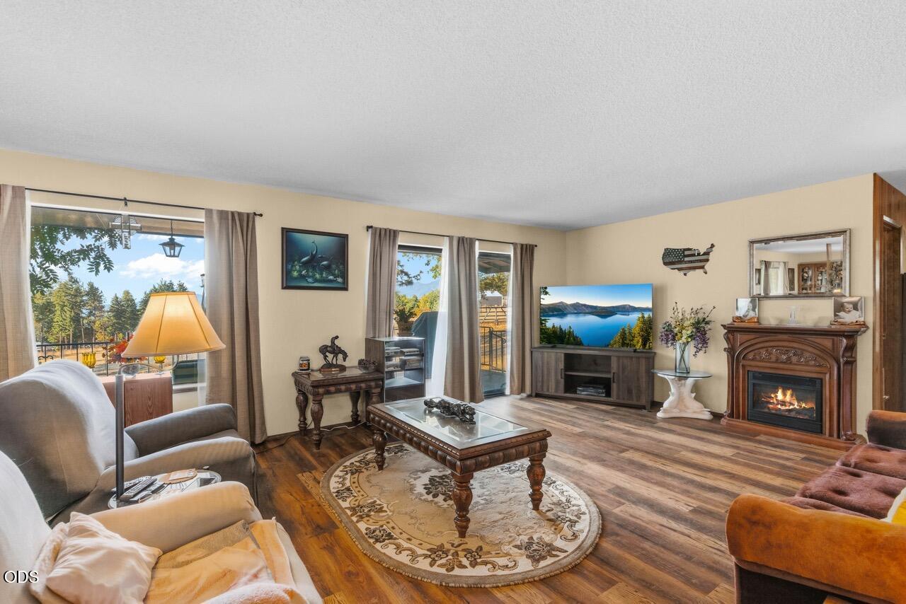 758 Summit Loop Grants Pass, OR 97527 - Photo 6 of 37 Gallery Image 6