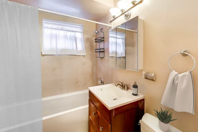 $170,000 | 6828 North Greenview Avenue, Unit 1N, Chicago, IL 60626