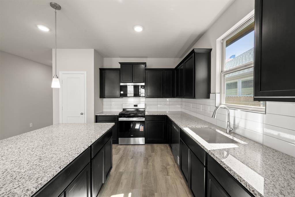 625 Godley Ranch Godley, TX 76044 - Photo 7 of 38 625 Godley Ranch- Kitchen-3