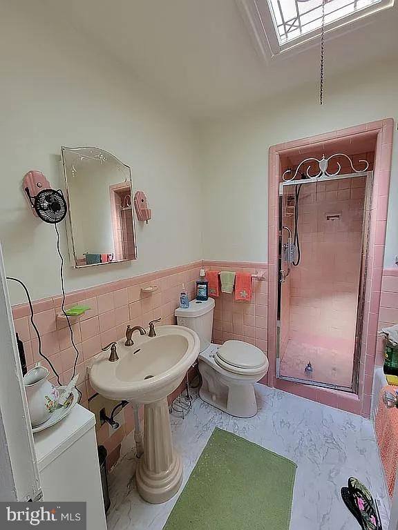 7522 North 21st Street Philadelphia, PA 19138 - Photo 11 of 26 a bathroom with a sink toilet and shower
