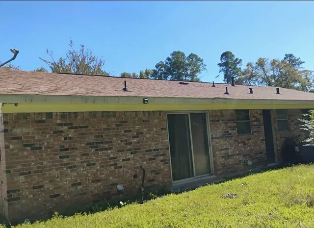 a view of a backyard