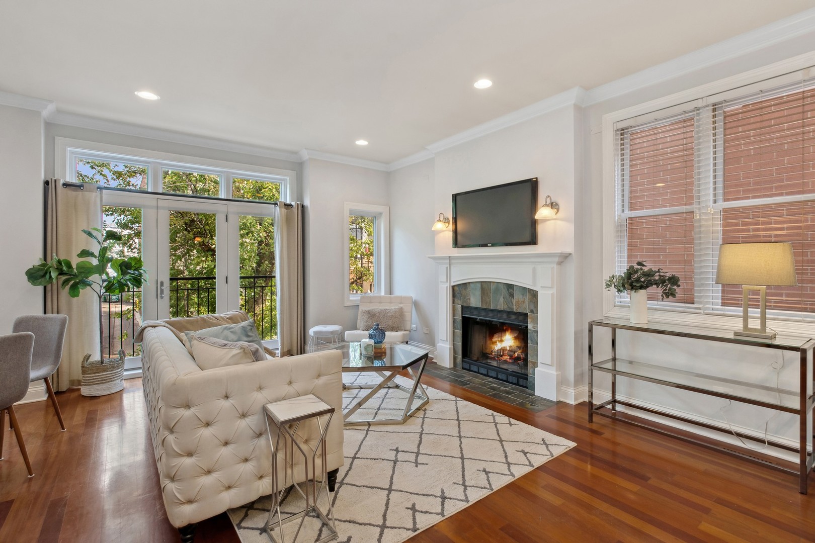 1053 West Cornelia Avenue, Unit 2 Chicago, IL 60657 - Photo 2 of 17