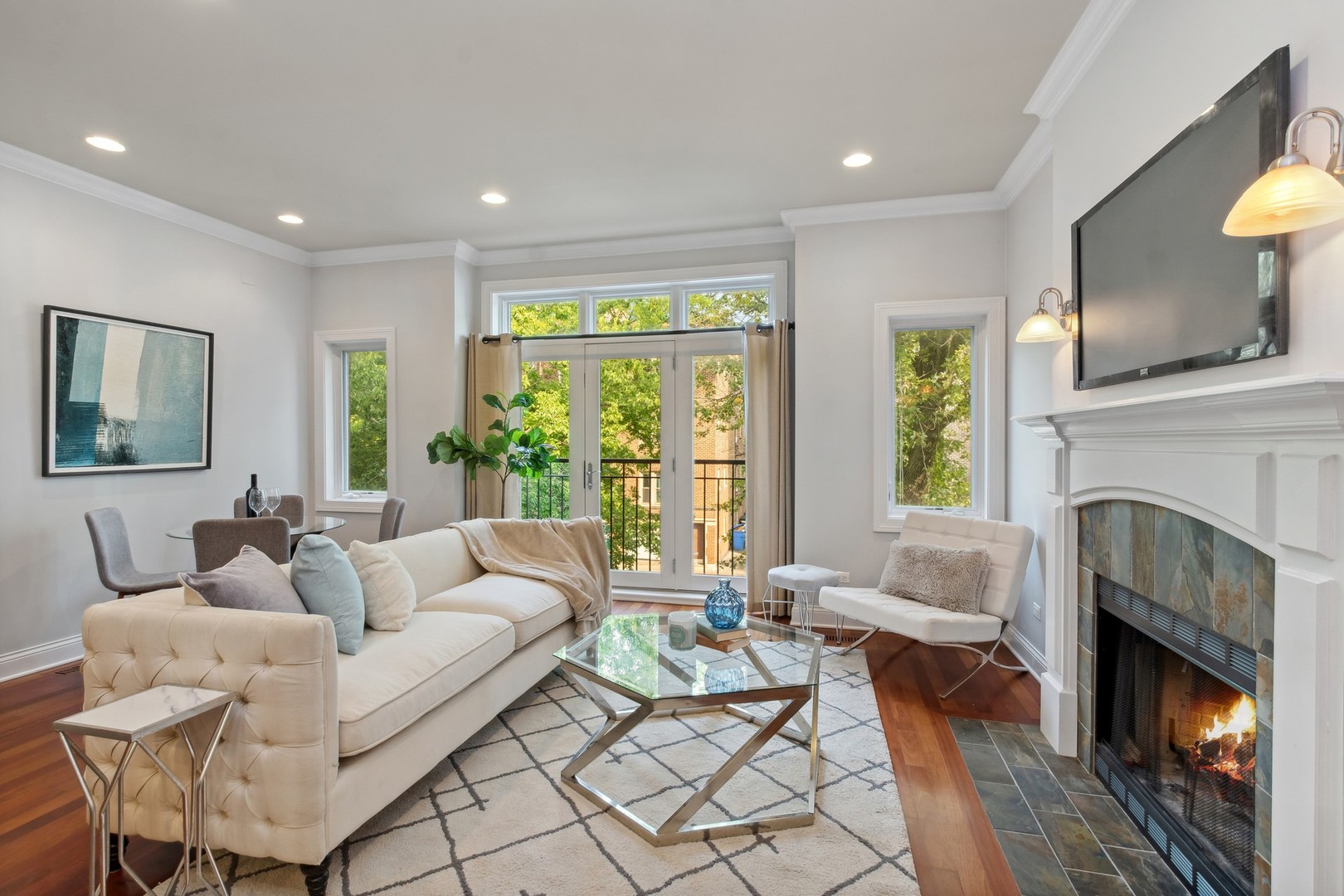 1053 West Cornelia Avenue, Unit 2 Chicago, IL 60657 - Photo 3 of 17