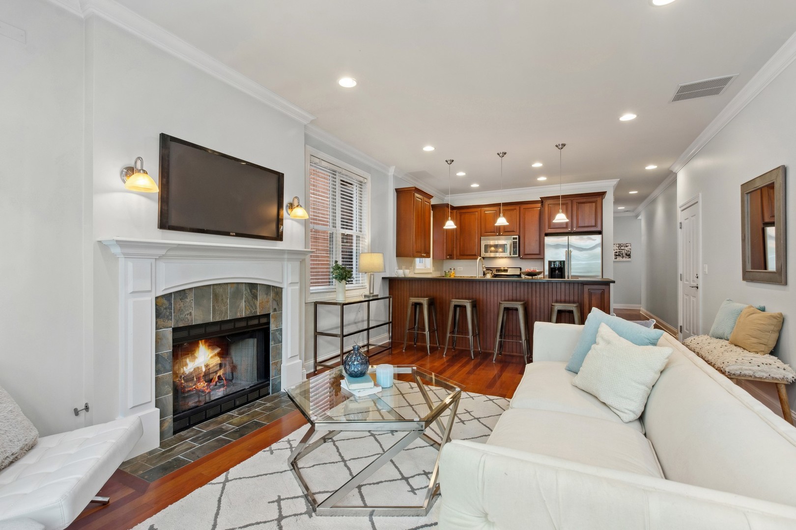 1053 West Cornelia Avenue, Unit 2 Chicago, IL 60657 - Photo 4 of 17