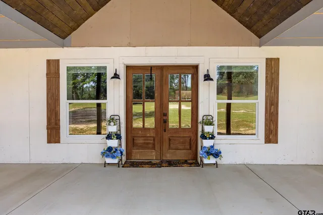 a view of an outdoor space with windows