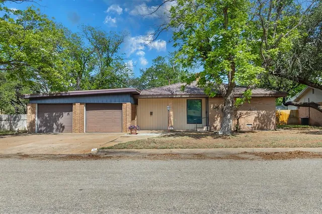 $210,000 | 2009 South China Street, Brady, TX 76825