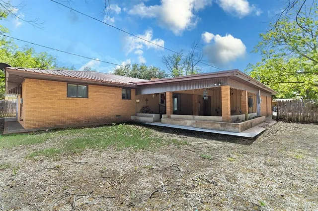 $210,000 | 2009 South China Street, Brady, TX 76825