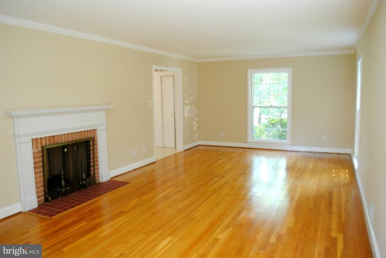 11901 Gainsborough Road Potomac, MD 20854 - Photo 2 of 29 Living Room