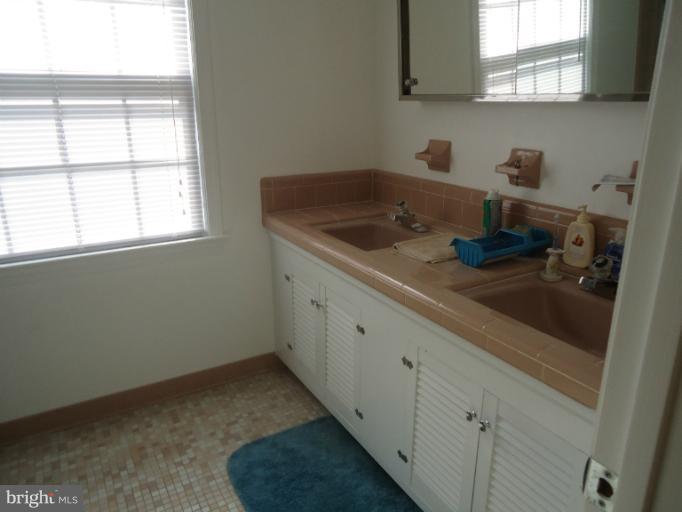 11901 Gainsborough Road Potomac, MD 20854 - Photo 19 of 29 Bath
