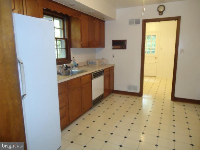 11901 Gainsborough Road Potomac, MD 20854 - Photo 21 of 29 Kitchen