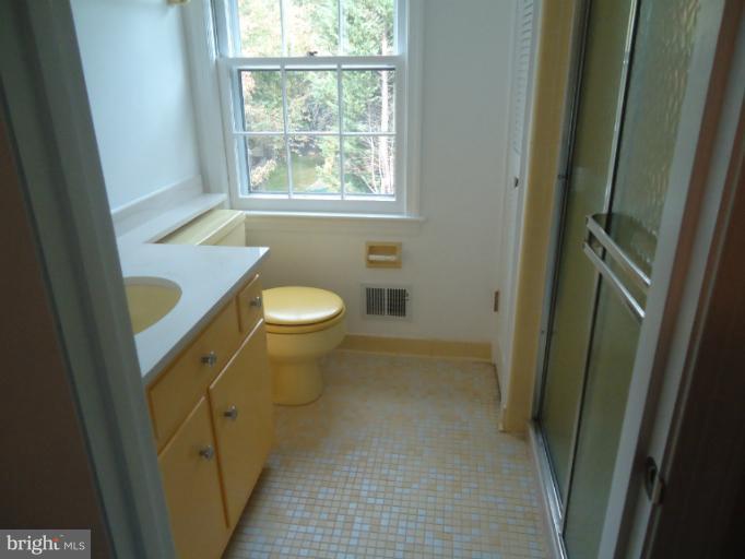 11901 Gainsborough Road Potomac, MD 20854 - Photo 26 of 29 Bath