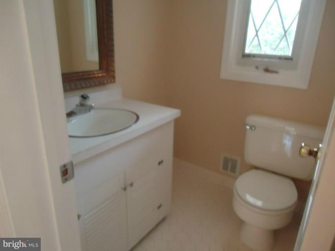 11901 Gainsborough Road Potomac, MD 20854 - Photo 28 of 29 Bath