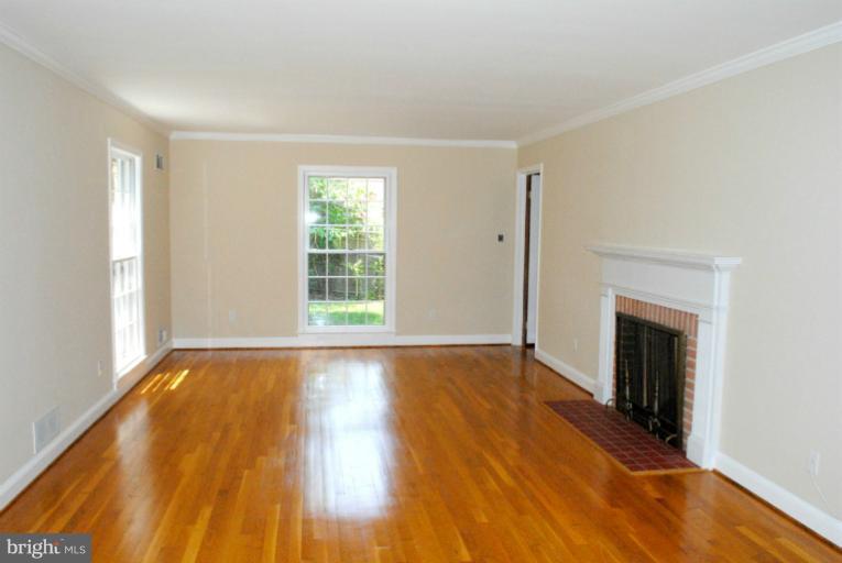 11901 Gainsborough Road Potomac, MD 20854 - Photo 8 of 29 Living Room