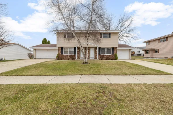 $260,000 | 2421 Deerfield Drive, West Bend, WI 53090
