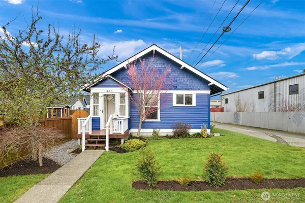 a view of a house with a yard