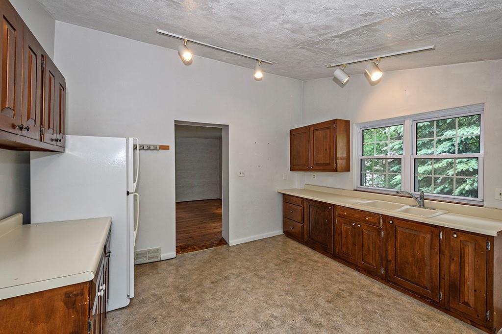 240 Ridgehaven Lane Pittsburgh, PA 15238 - Photo 22 of 25 Cabin kitchen