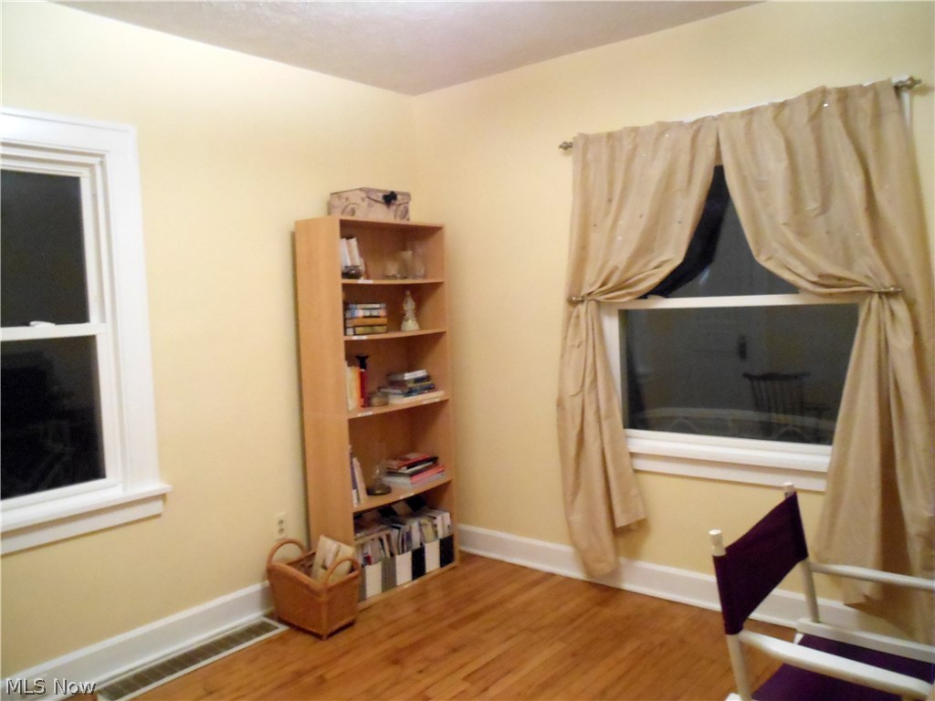 891 Montford Road Cleveland, OH 44121 - Photo 8 of 25 Another 1st Floor Bedroom currently used as an Office.