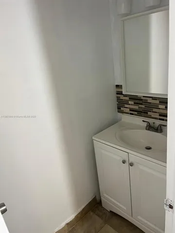 a close up view of a washer and dryer