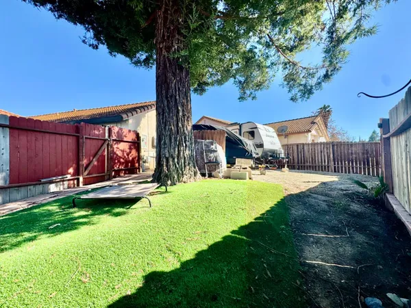 a view of a back yard of the house