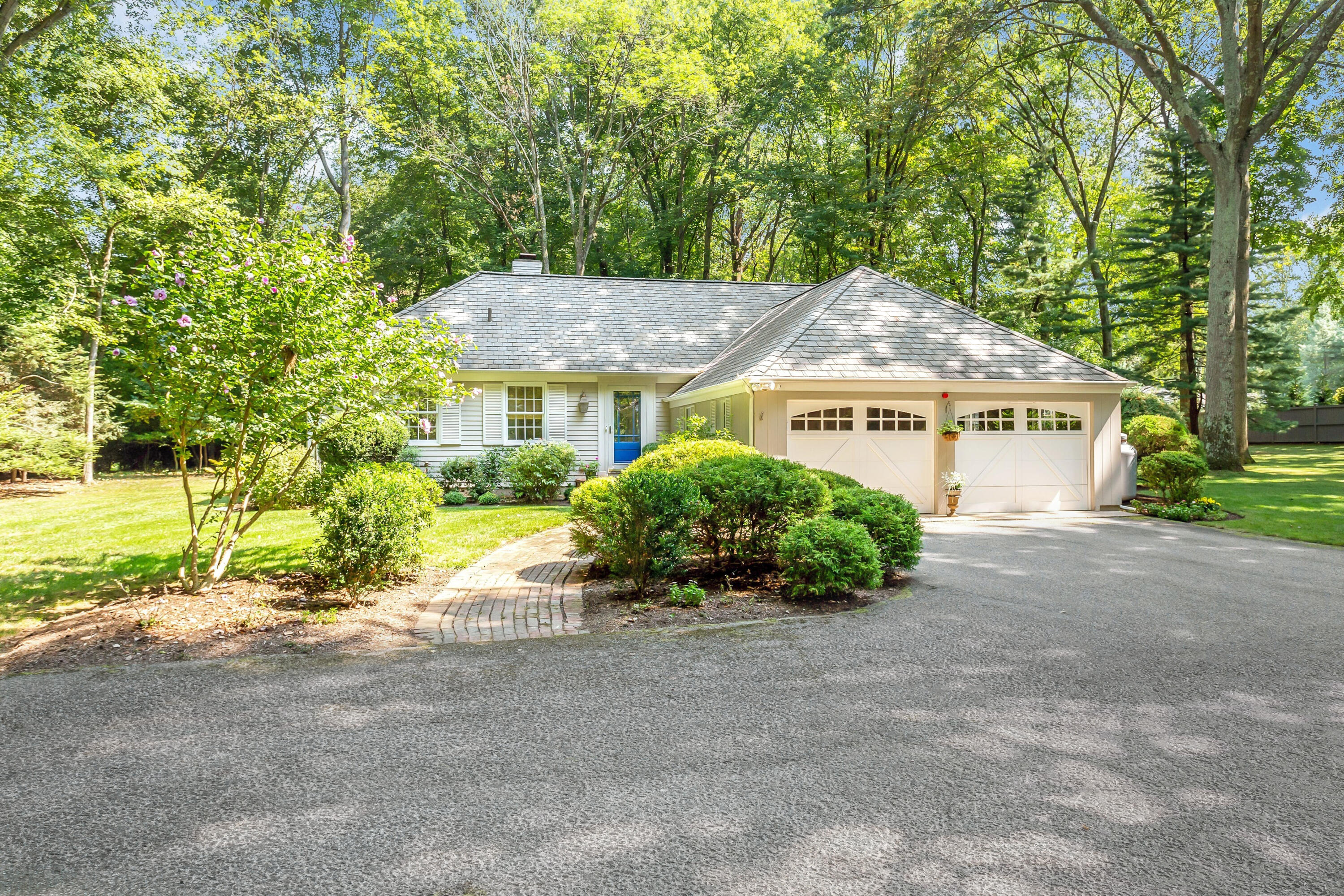 21 Leeuwarden Road Darien, CT 06820 - Photo 3 of 38 170522286-3