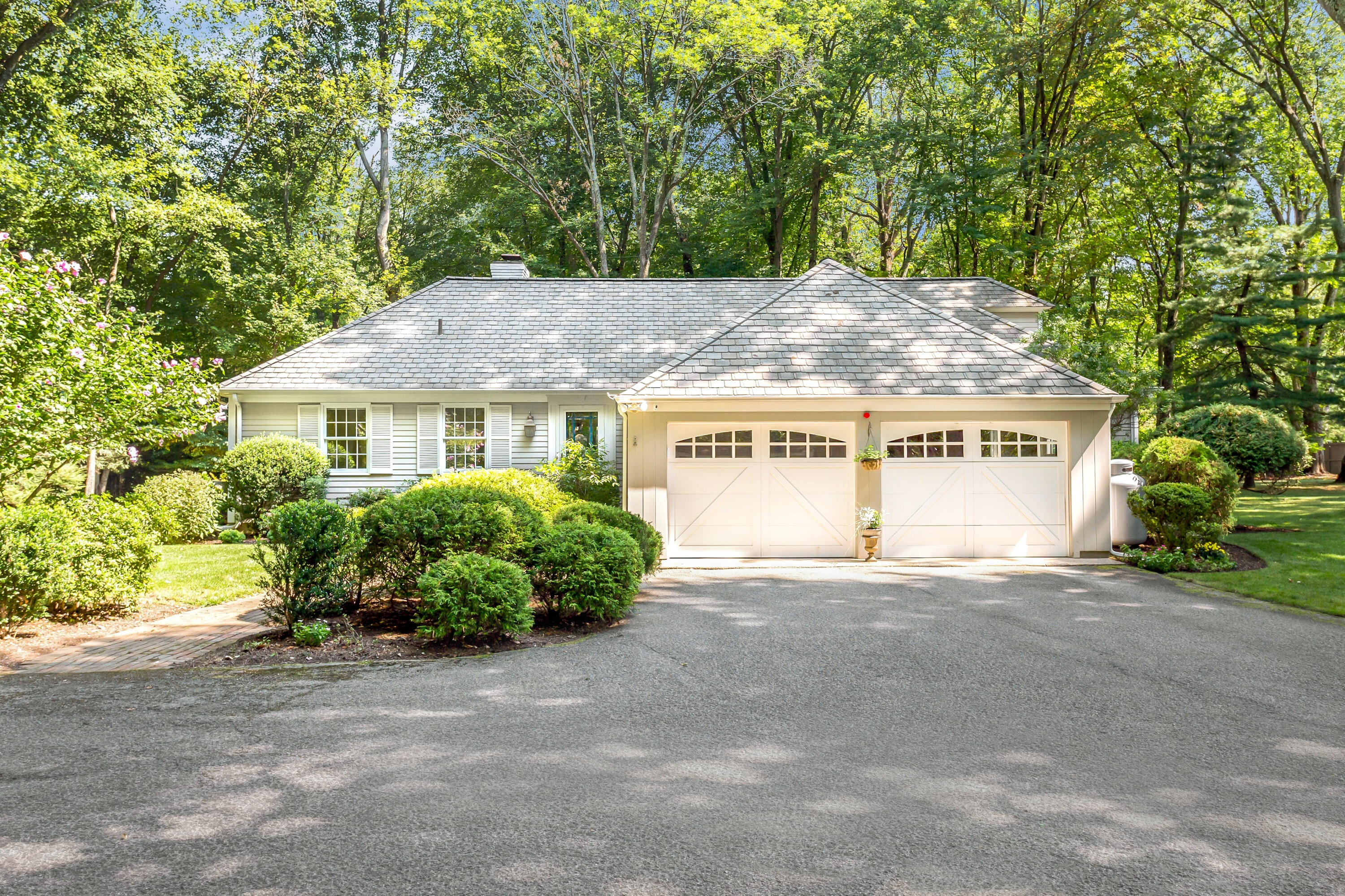 21 Leeuwarden Road Darien, CT 06820 - Photo 4 of 38 170522286-4