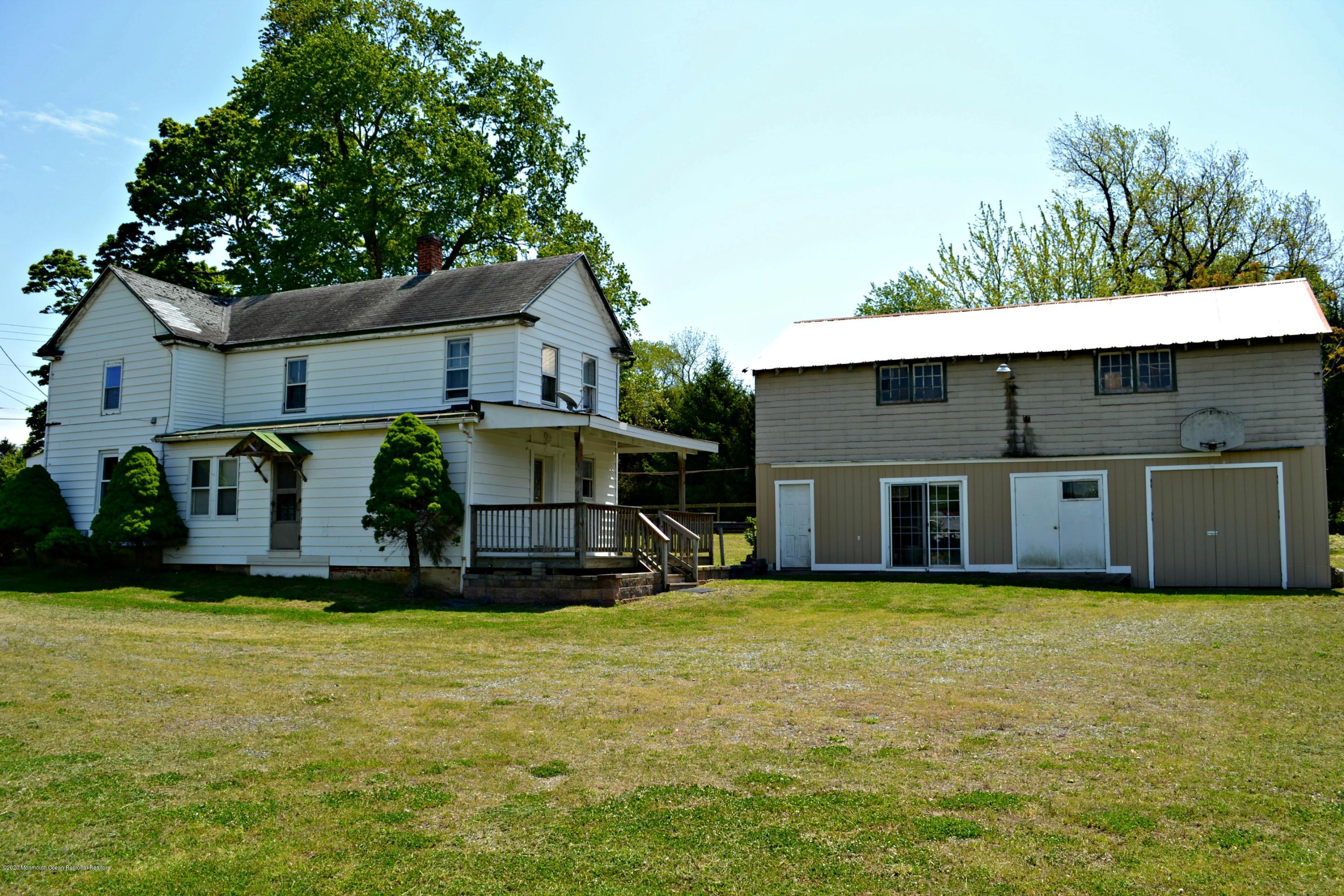 1167 Hedding Road Columbus, NJ 08022 - Photo 16 of 16 a view of a house with patio and a yard