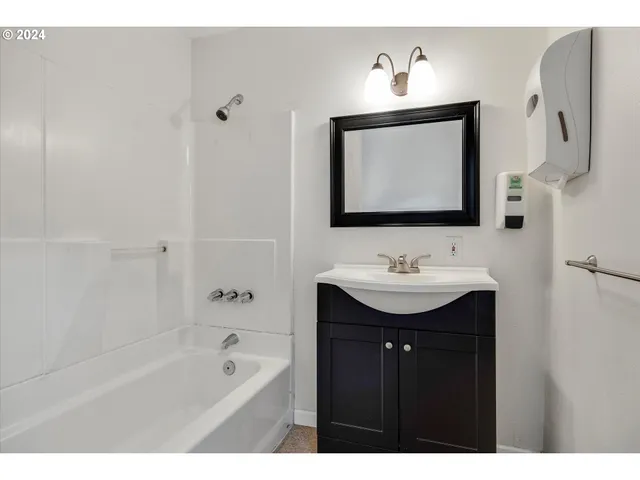 $600,000 | 16265 Highway 224, Damascus, OR 97089