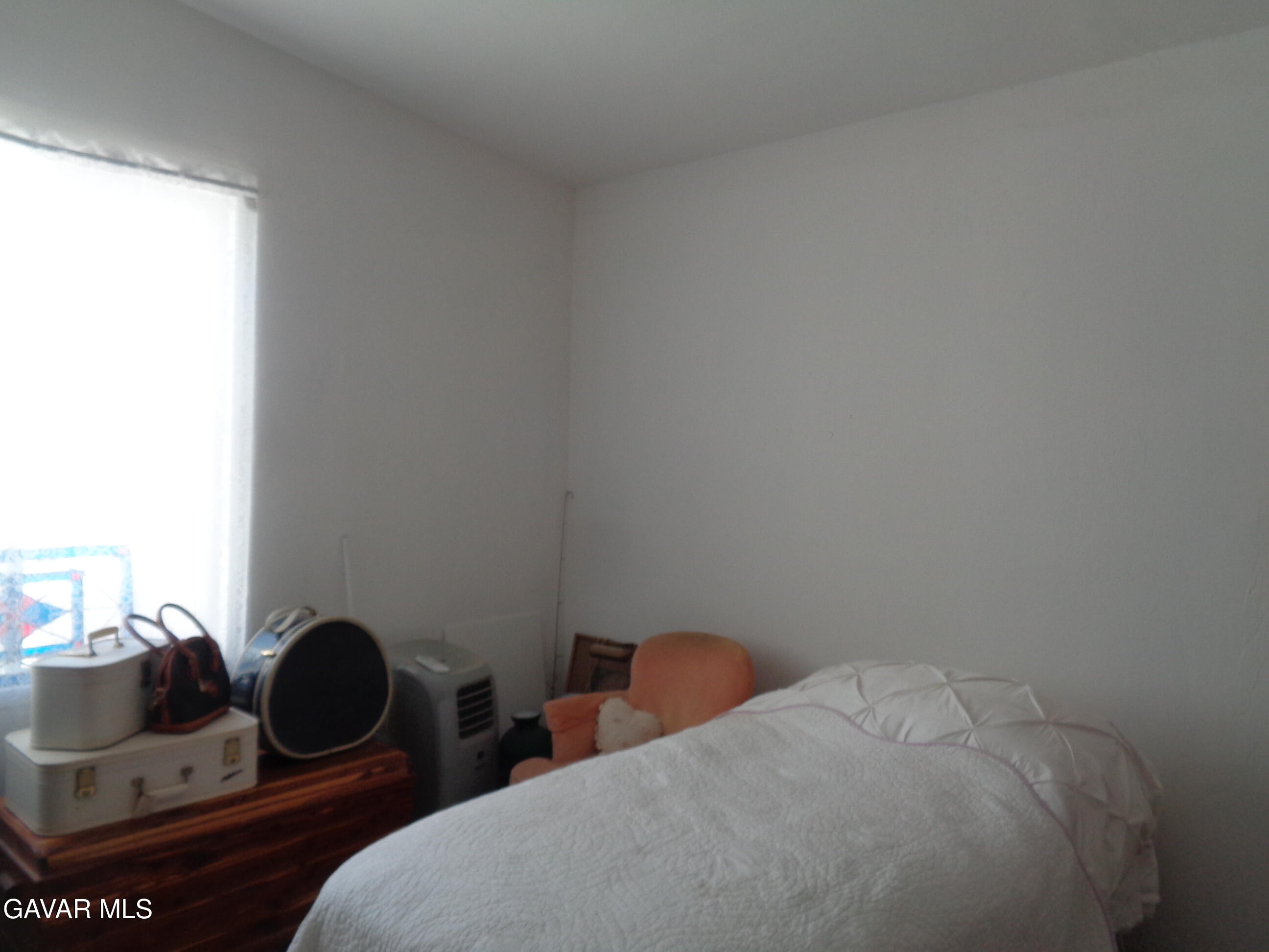 9728 Aveune S10 Street East Littlerock, CA 93543 - Photo 45 of 45 a bedroom with two beds and painted walls