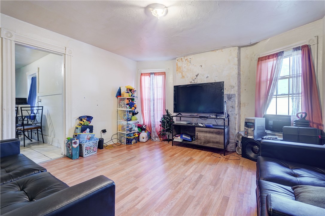 20 Locust Street Rochester, NY 14613 - Photo 7 of 34