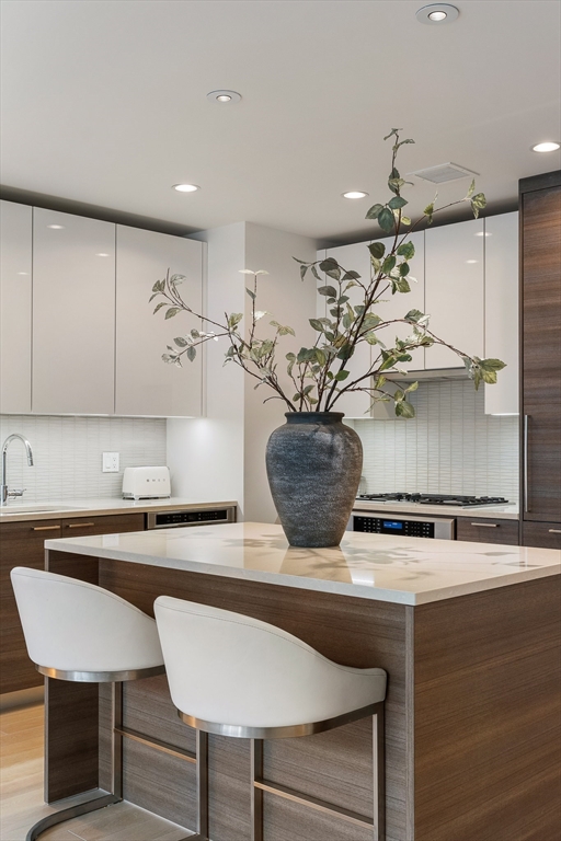 1 Franklin Street, Unit 1506 Boston, MA 02110 - Photo 6 of 32 a kitchen with a table and chairs