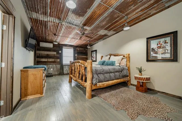 a en suite bathroom with a sink and a mirror