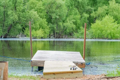 a view of a back yard