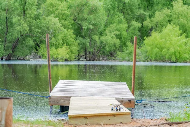 a view of a back yard
