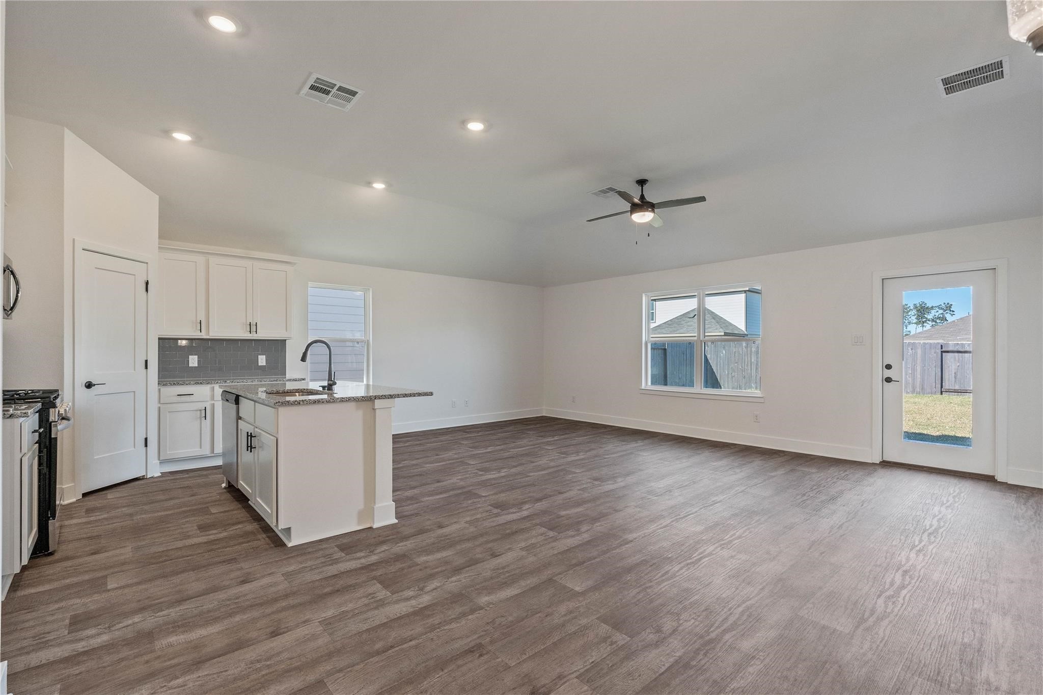 336 Bryan Way Angleton, TX 77515 - Photo 6 of 19 Gallery Image 6