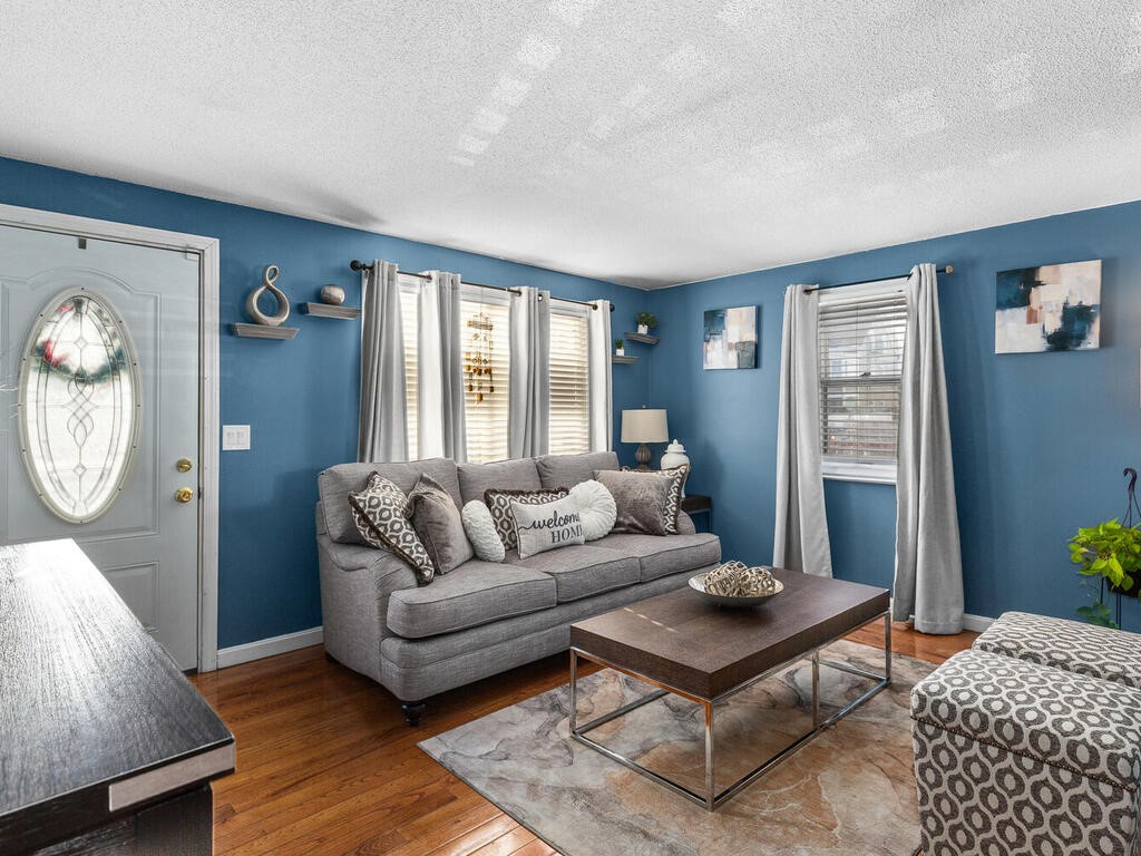 27 Lloyd Street Pawtucket, RI 02860 - Photo 2 of 24